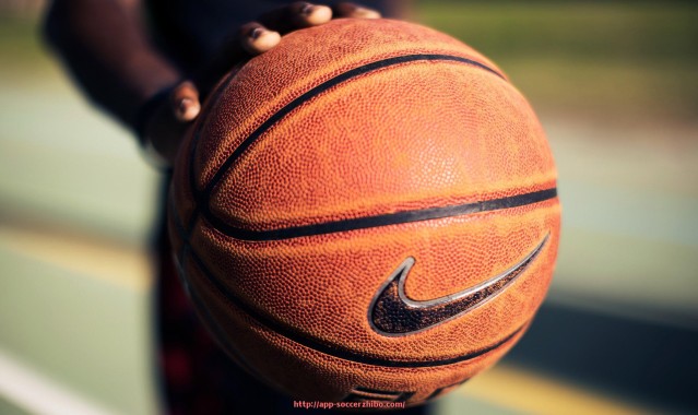 足球直播-足球传中落点的战术选择和训练方法？（足球落地才算出界吗）